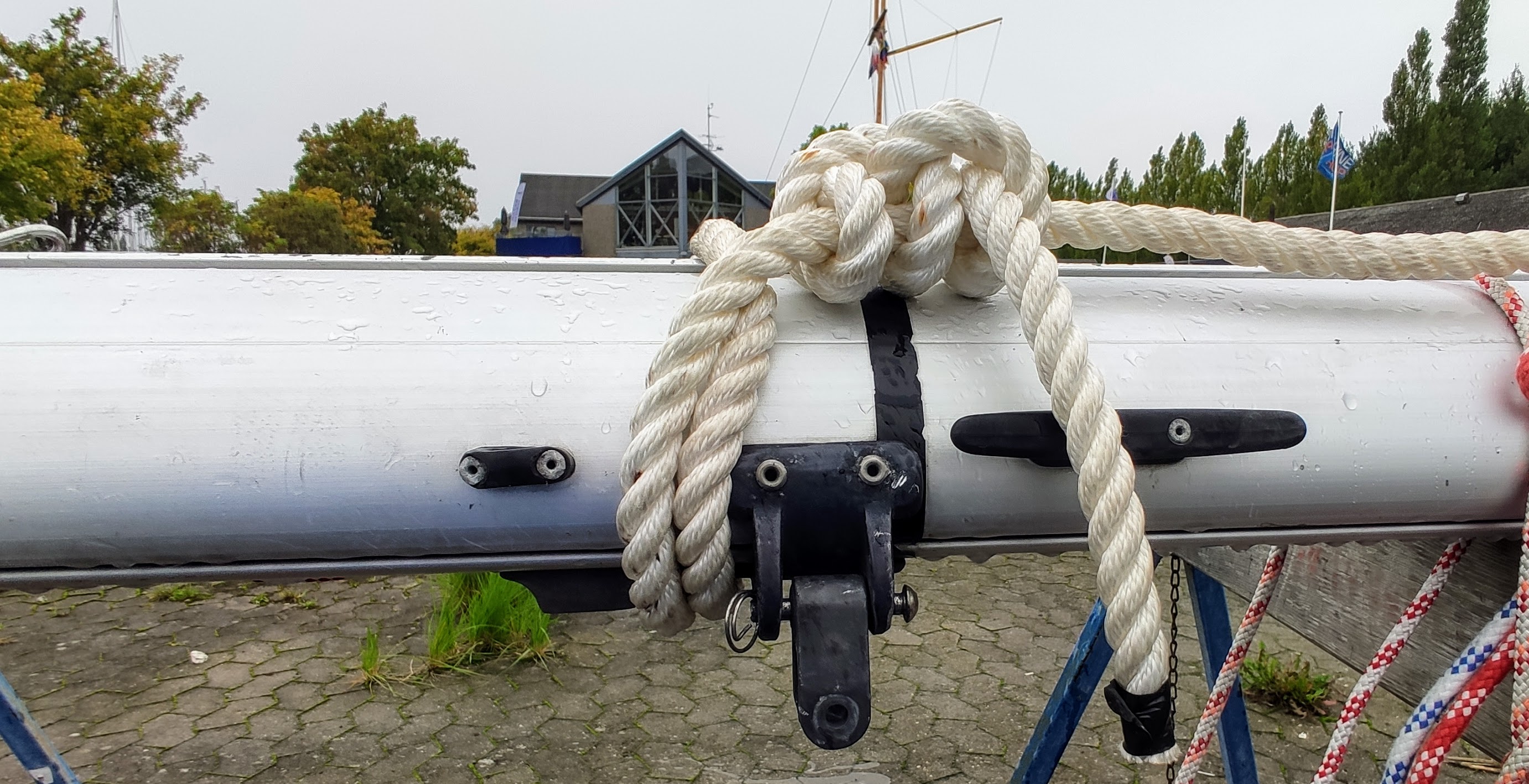 Mastekran - reb under bombeslag