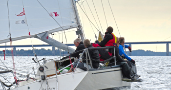 Sejlbåd på vej mod bro