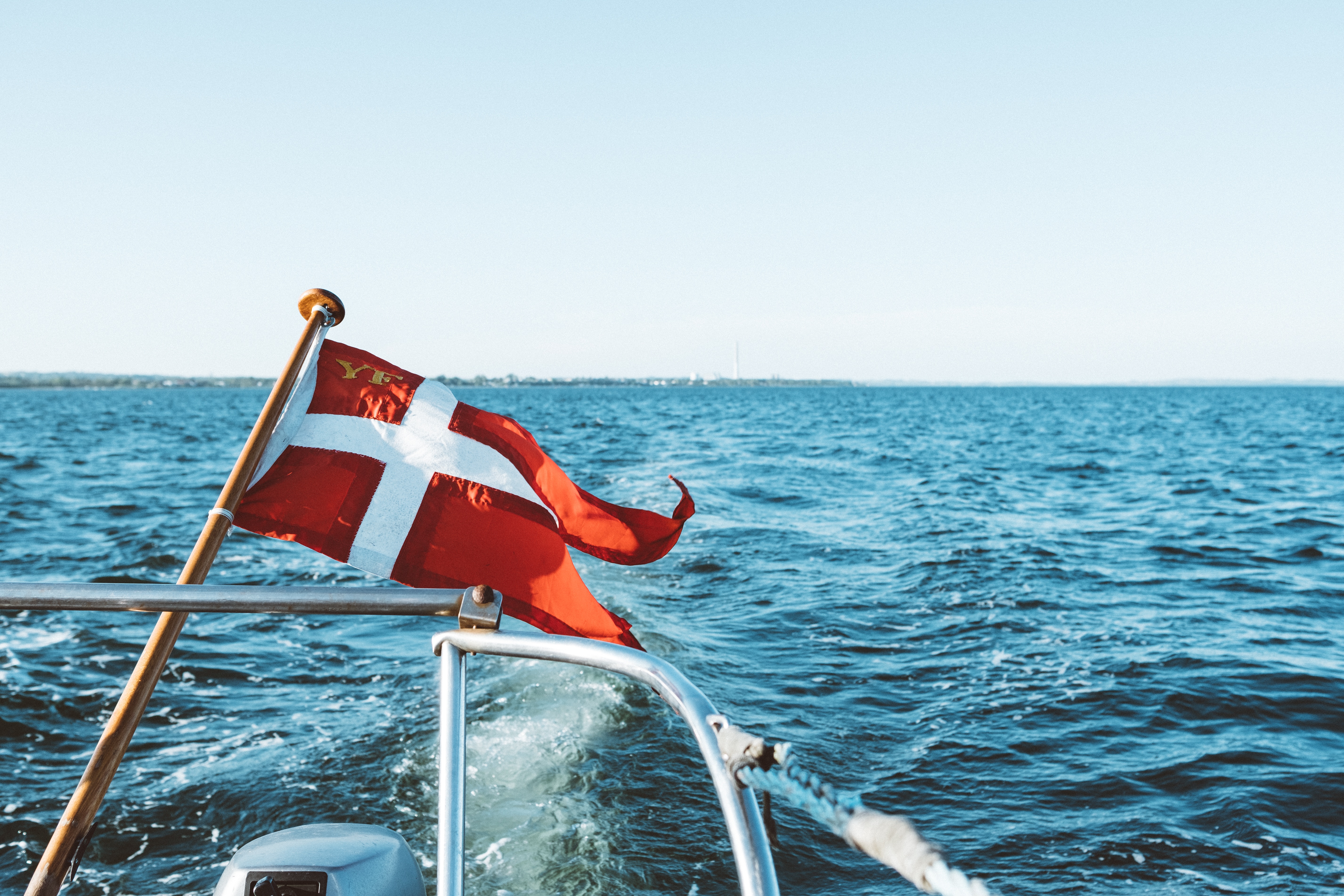 Udsigt agter med dansk flag båd