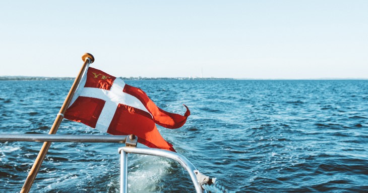 Udsigt agter med dansk flag båd