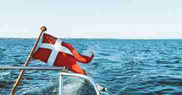 Udsigt agter med dansk flag båd