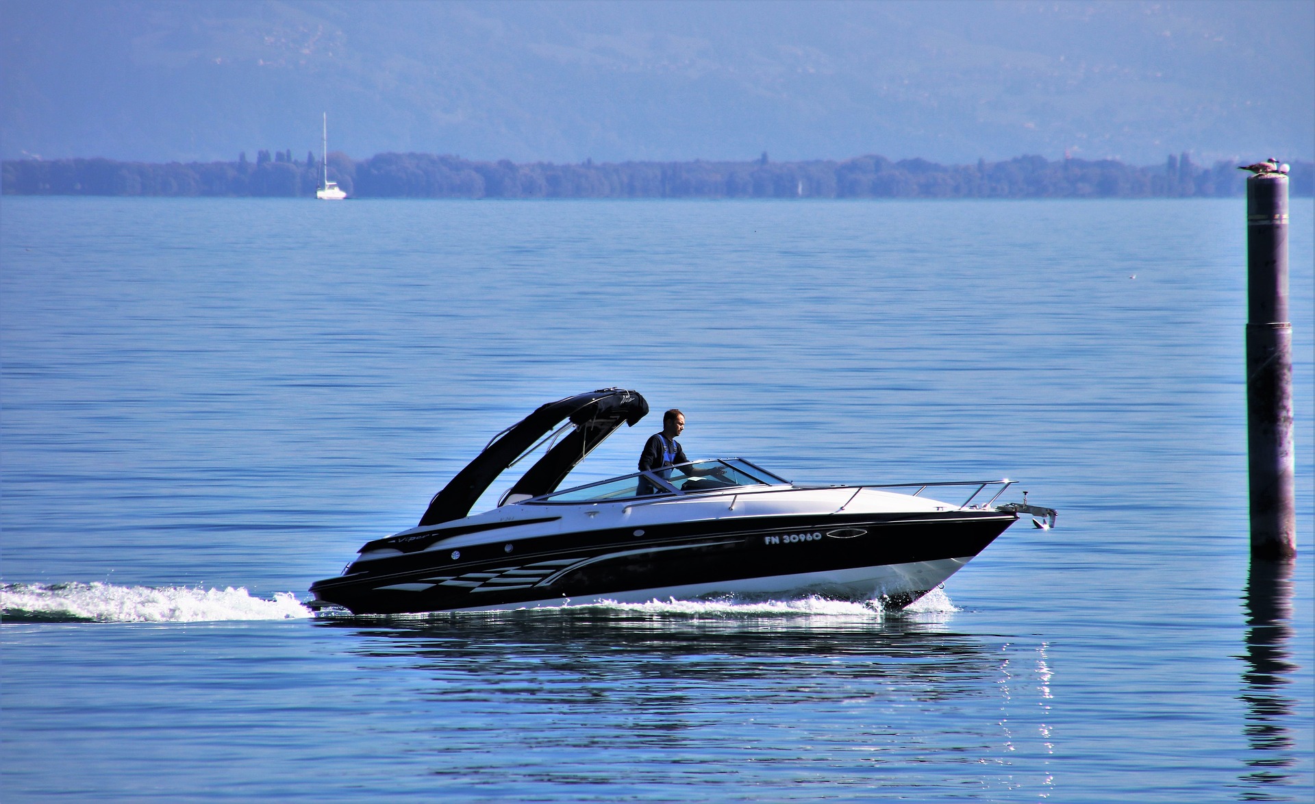 Motorbåd: Grundlæggende regler og love for fritidssejlads