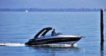 Motorbåd: Grundlæggende regler og love for fritidssejlads