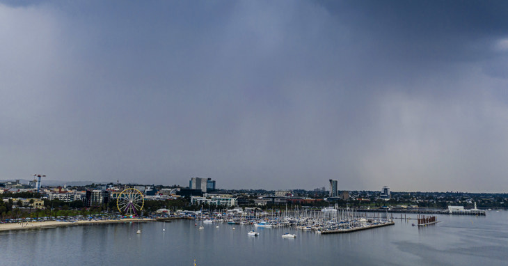 Mørke skyer over Geelong, fredag - ingen sejladser afviklet (Foto: Sailing Energy)